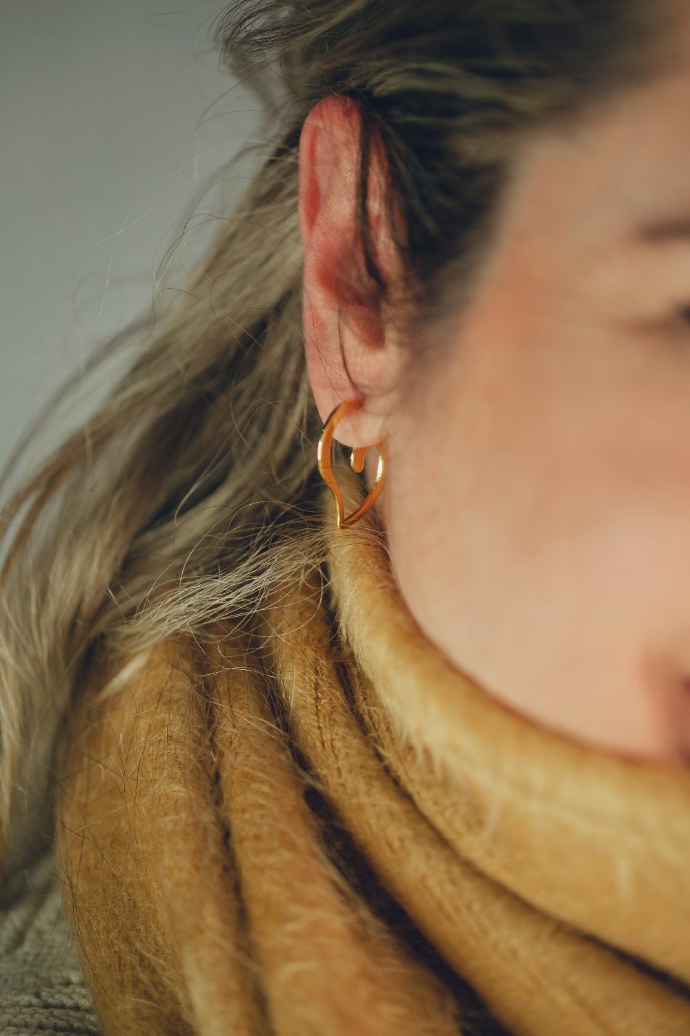 BRINCO DE ARGOLA ABERTA CORAÇÃO FOLHEADO A OURO 18K