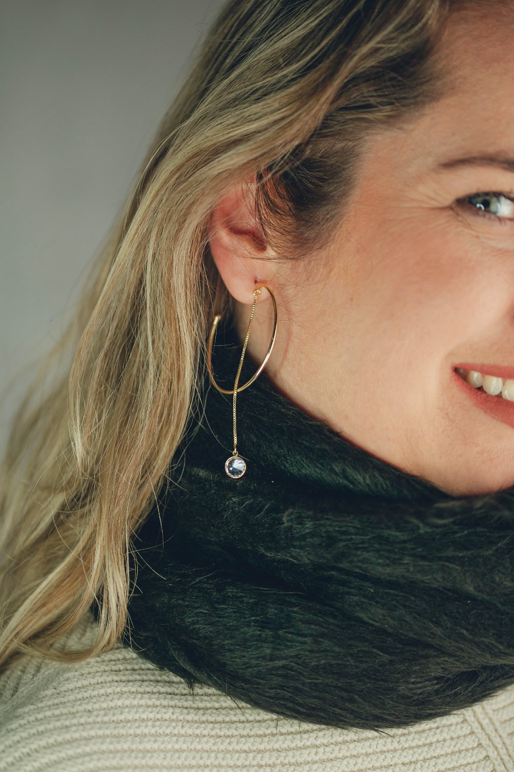 BRINCO DE ARGOLA ABERTA COM CORRENTE E ZIRCÔNIA FOLHEADO A OURO 18K