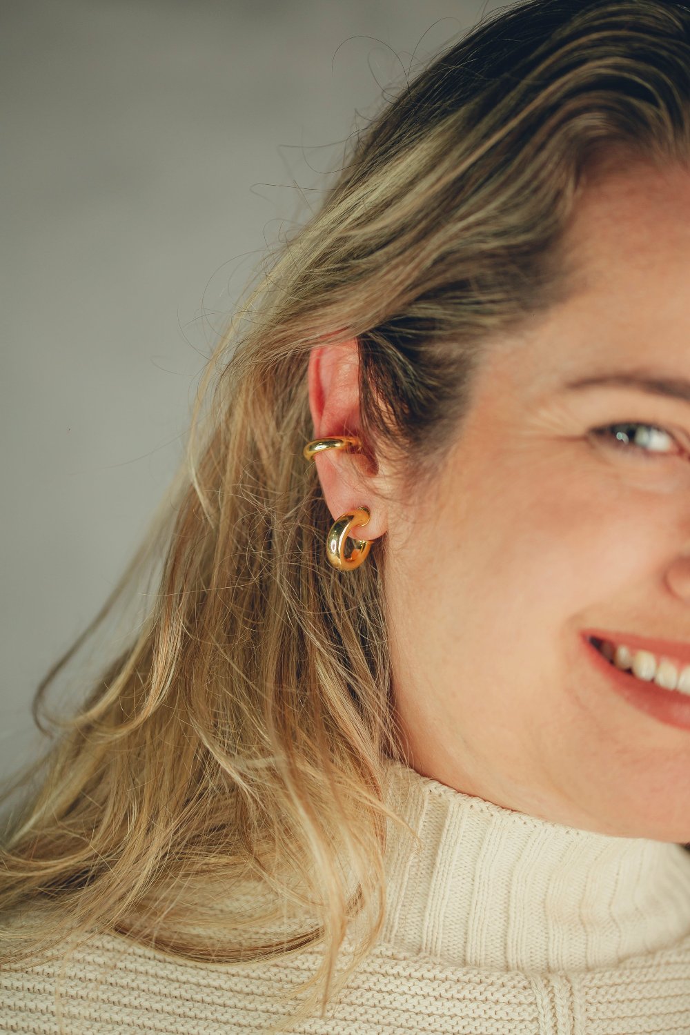 BRINCO DE ARGOLA LISA FOLHEADO AOURO 18K