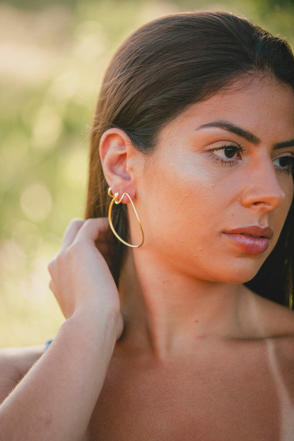 ARGOLA COM DETALHE  FOLHEADO A OURO 18K