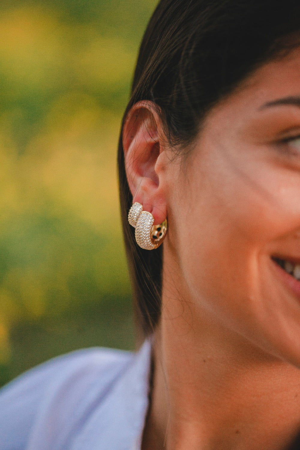 BRINCO DE ARGOLA CRAVEJADA GRANDE FOLHEADO A OURO 18K