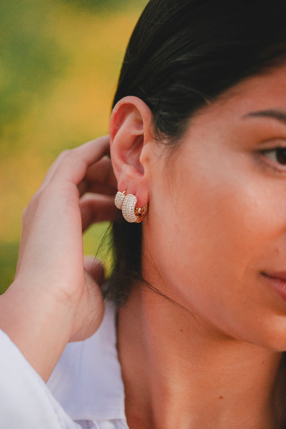 BRINCO DE ARGOLA CRAVEJADA MEDIA FOLHEADO A OURO 18K