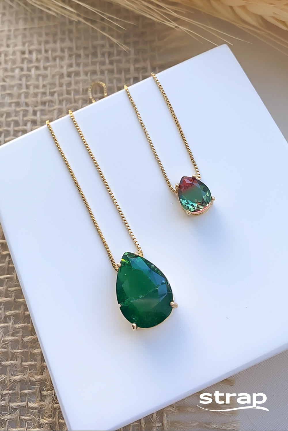COLAR PEDRA GOTA VERMELHO E VERDE FOLHEADO A OURO 18K