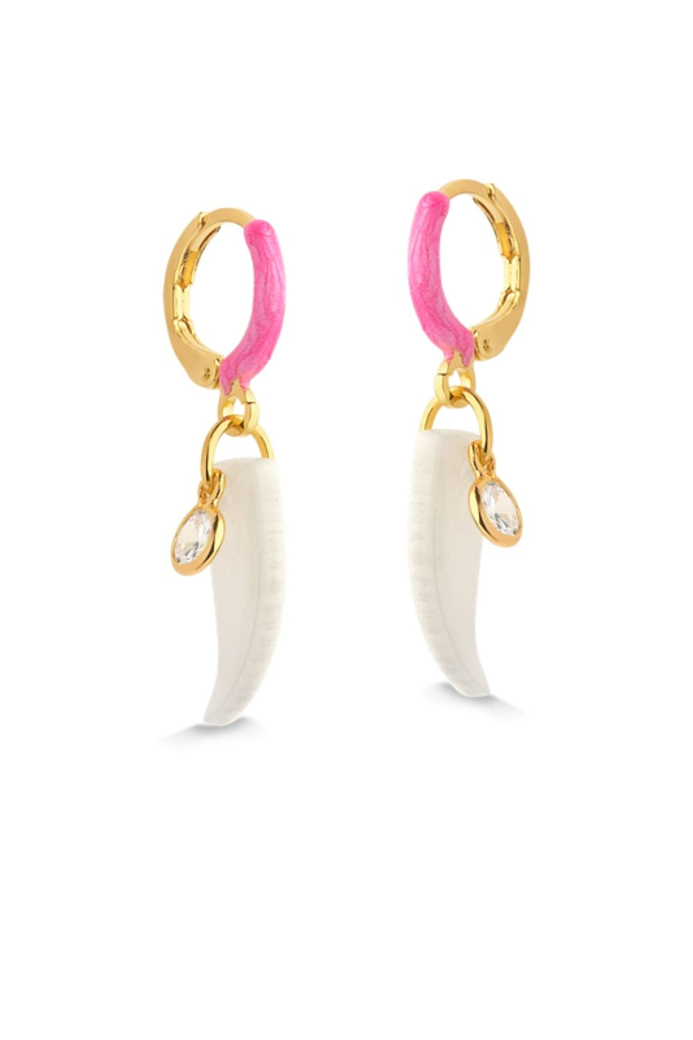 BRINCO DE ARGOLA COM DETALHE EM RESINA ROSA FORTE COM PINGENTE DENTE DE SABRE EM ACRÍLICO PEROLADO