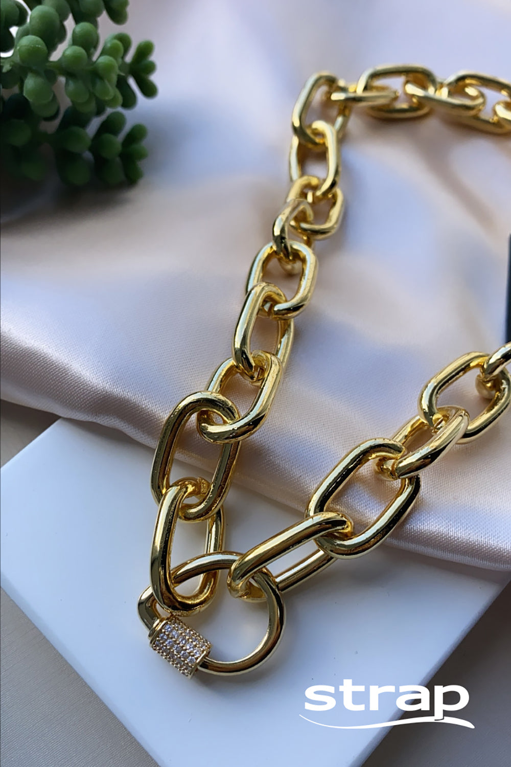 COLAR COM ELOS LARGOS E FECHO GOTA COM TRAVA DE ROSCA CRAVEJADA DE ZIRCÔNIAS FOLHEADO A OURO 18K