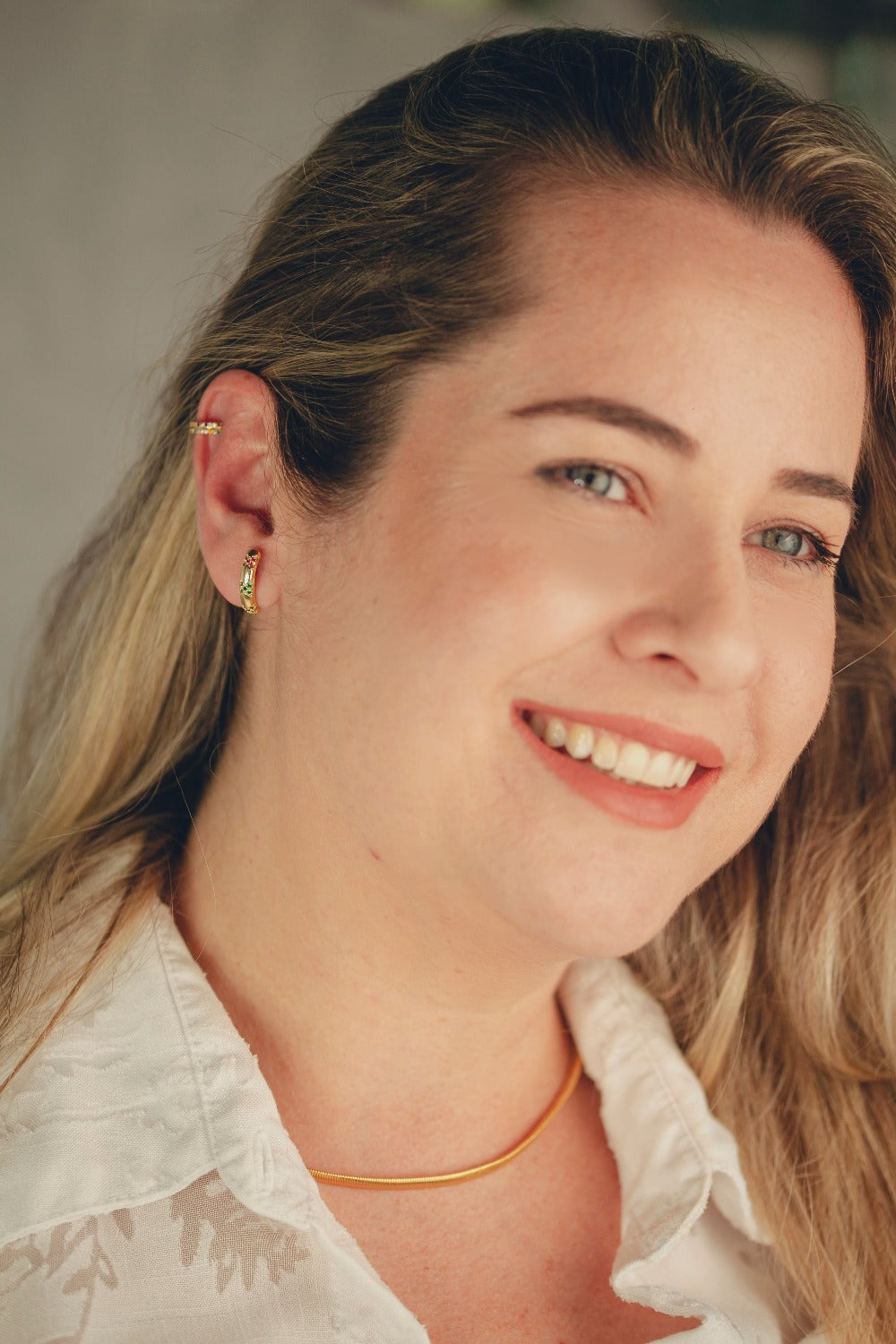PIERCING DE PRESSÃO PARA ORELHA CRAVEJADO DE ZIRCONIAS COLORIDAS FOLHEADO A OURO 18K