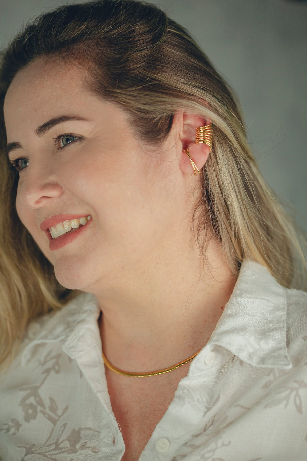 BRINCO EAR HOOK EM XIS FOLHEADO A OURO 18K