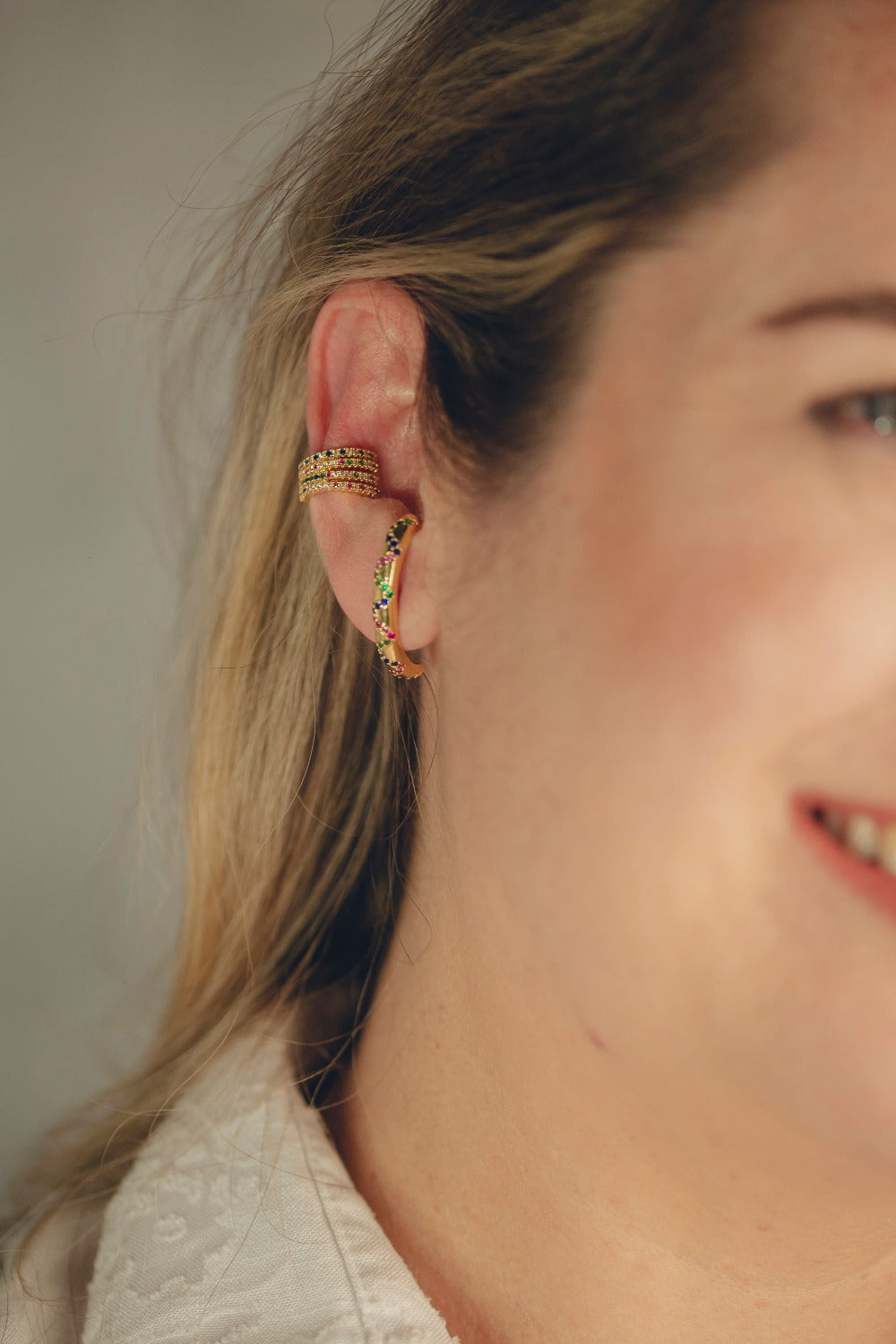 BRINCO EAR HOOK GRANDE CRAVEJADO DE ZIRCONIAS COLORIDAS FOLHEADO A OURO 18K