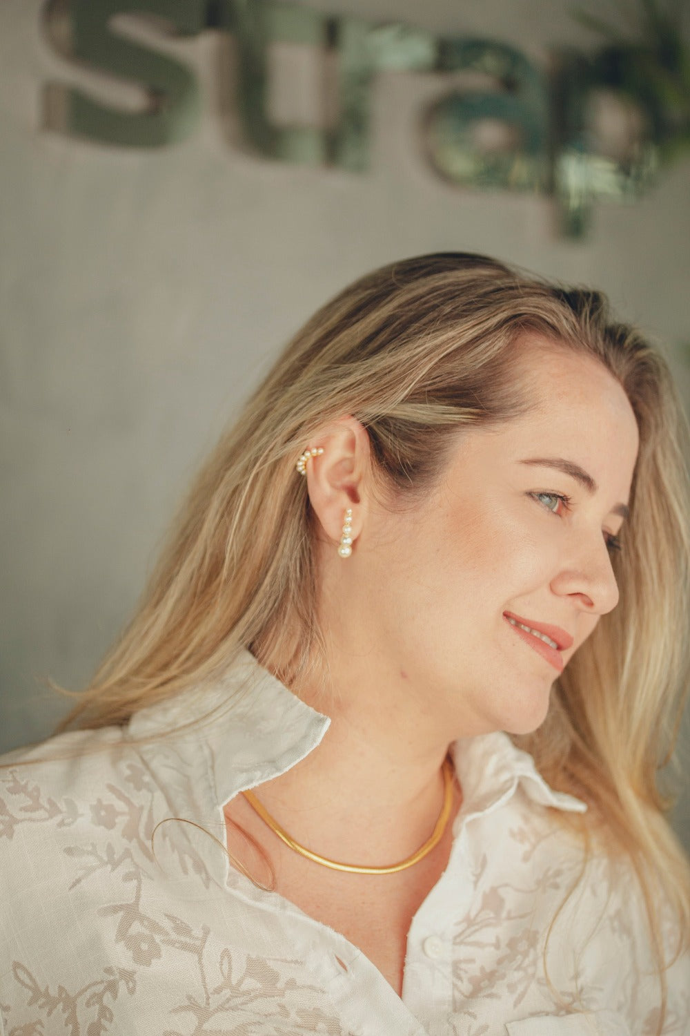 BRINCO EAR HOOK DE PEROLAS FOLHEADO A OURO 18K