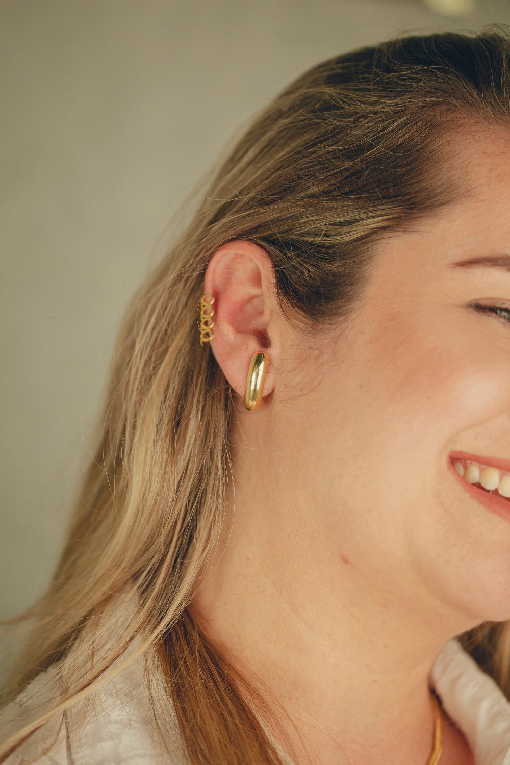 BRINCO EAR HOOK LISO OVALADO FOLHEADO A OURO 18K