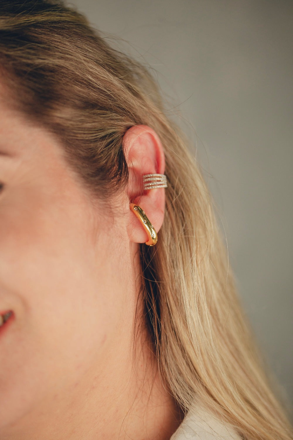 BRINCO EAR HOOK CRAVEJADO FOLHEADO A OURO 18K