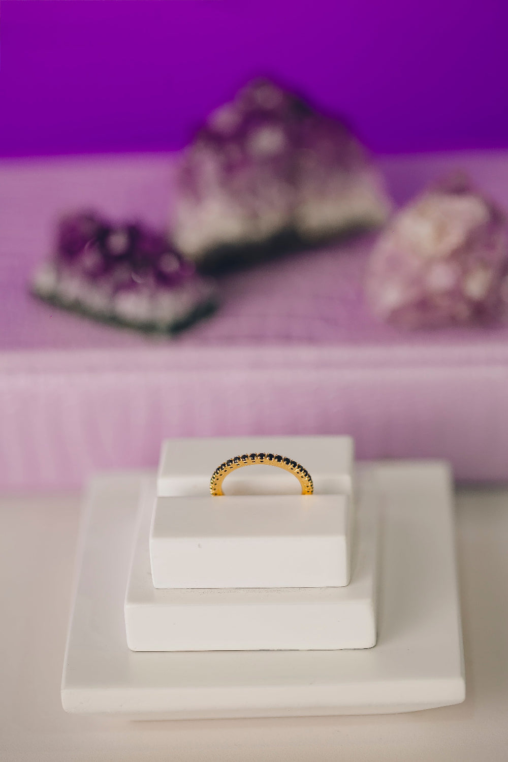 ANEL COM PEDRA ROXA FOLHEADO A OURO 18K