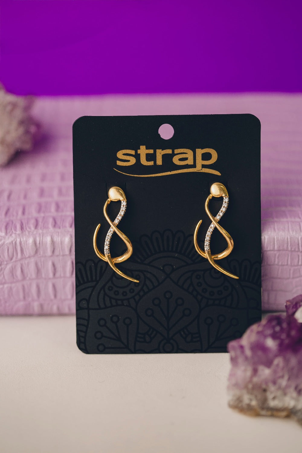 BRINCO EM FORMAS COM DETALHE CRAVEJADO COM ZIRCÔNIAS  FOLHEADO A OURO 18K