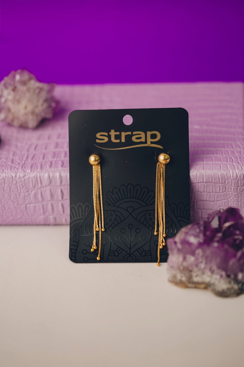 BRINCO EM TIRAS ASSIMÉTRICAS COM BOLA DOURADA  FOLHEADO A OURO 18K