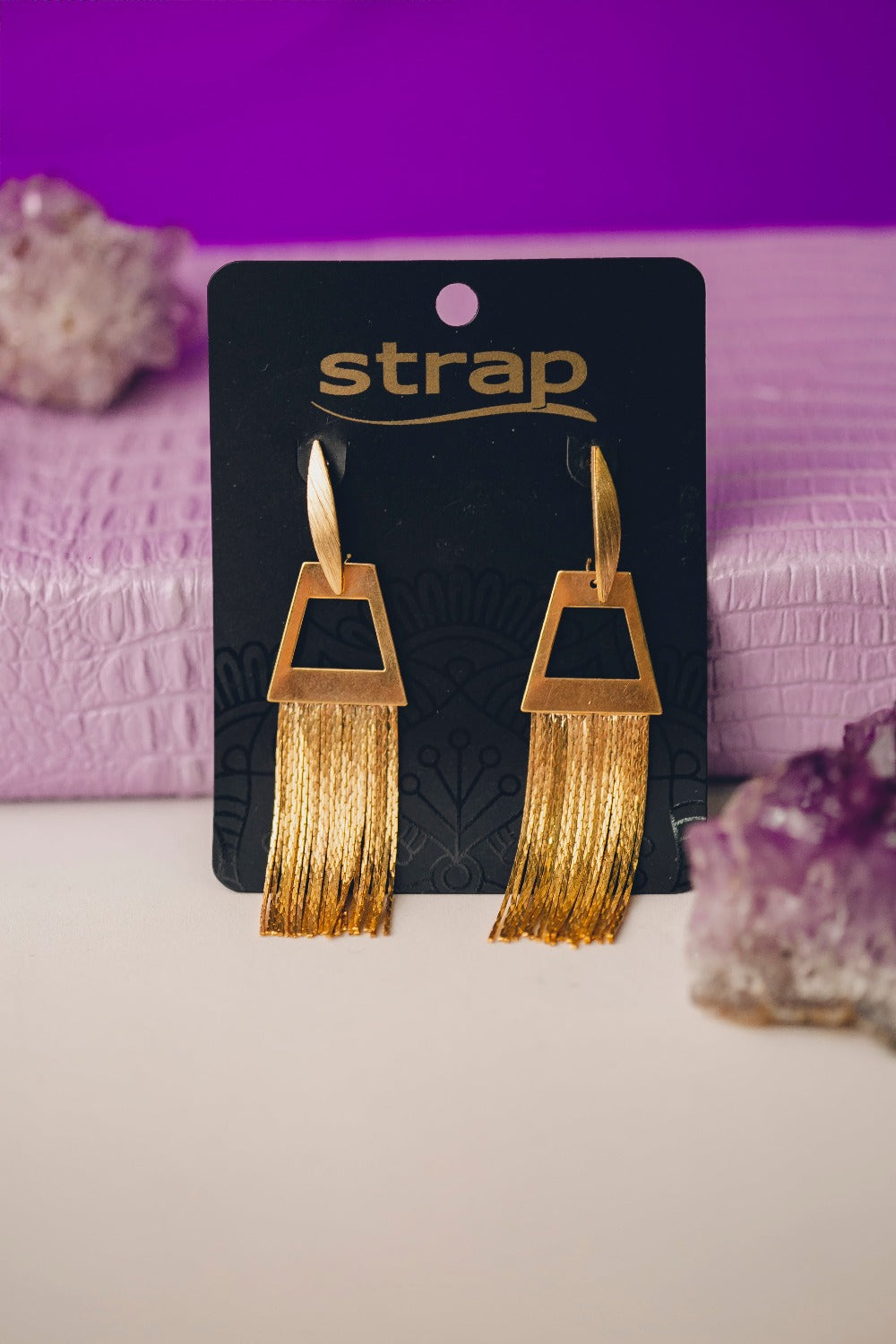 BRINCO EM FORMAS E TIRAS  FOLHEADO A OURO 18K
