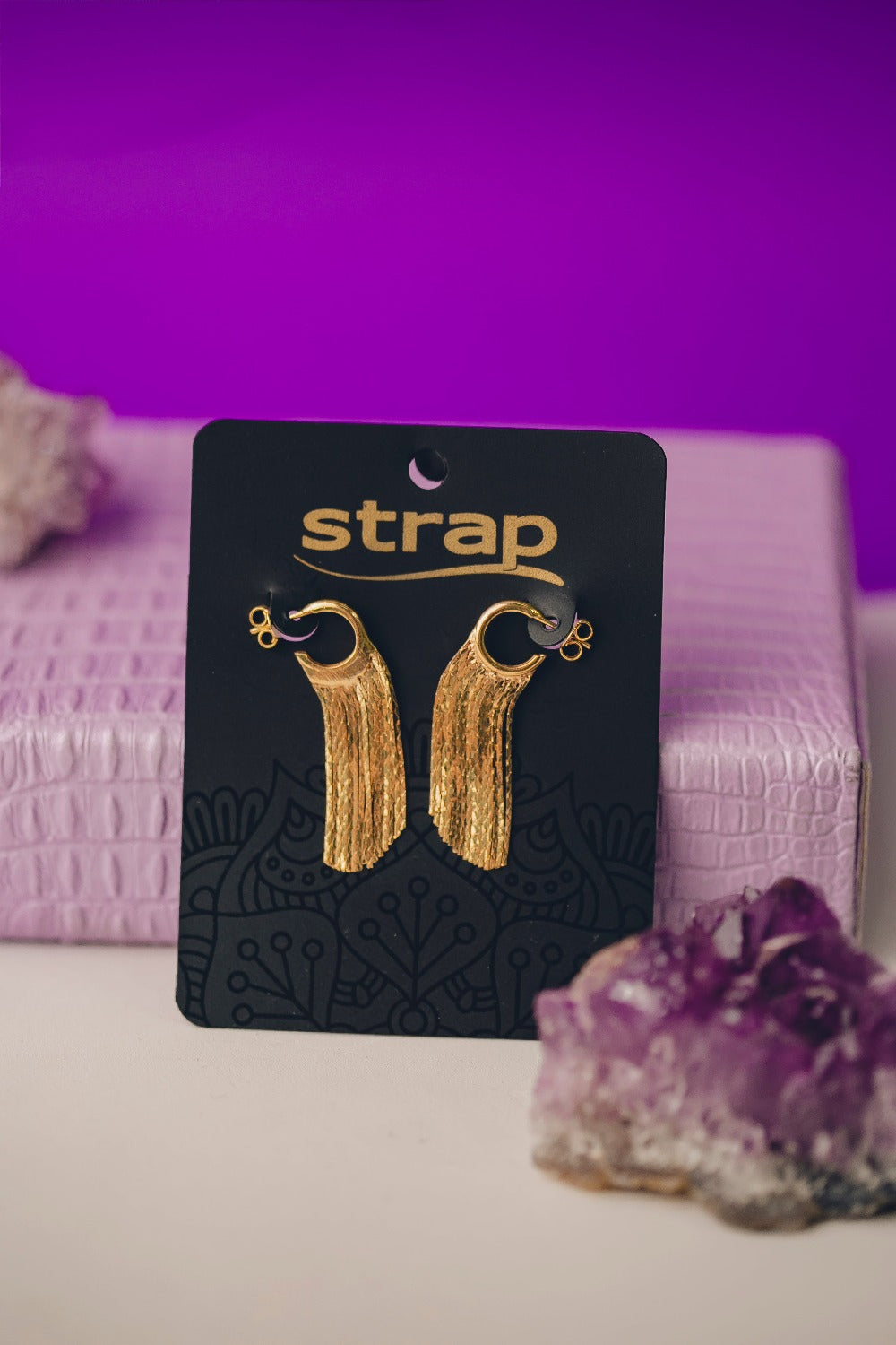 BRINCO DE CÍRCULO COM TIRAS FOLHEADO A OURO 18K