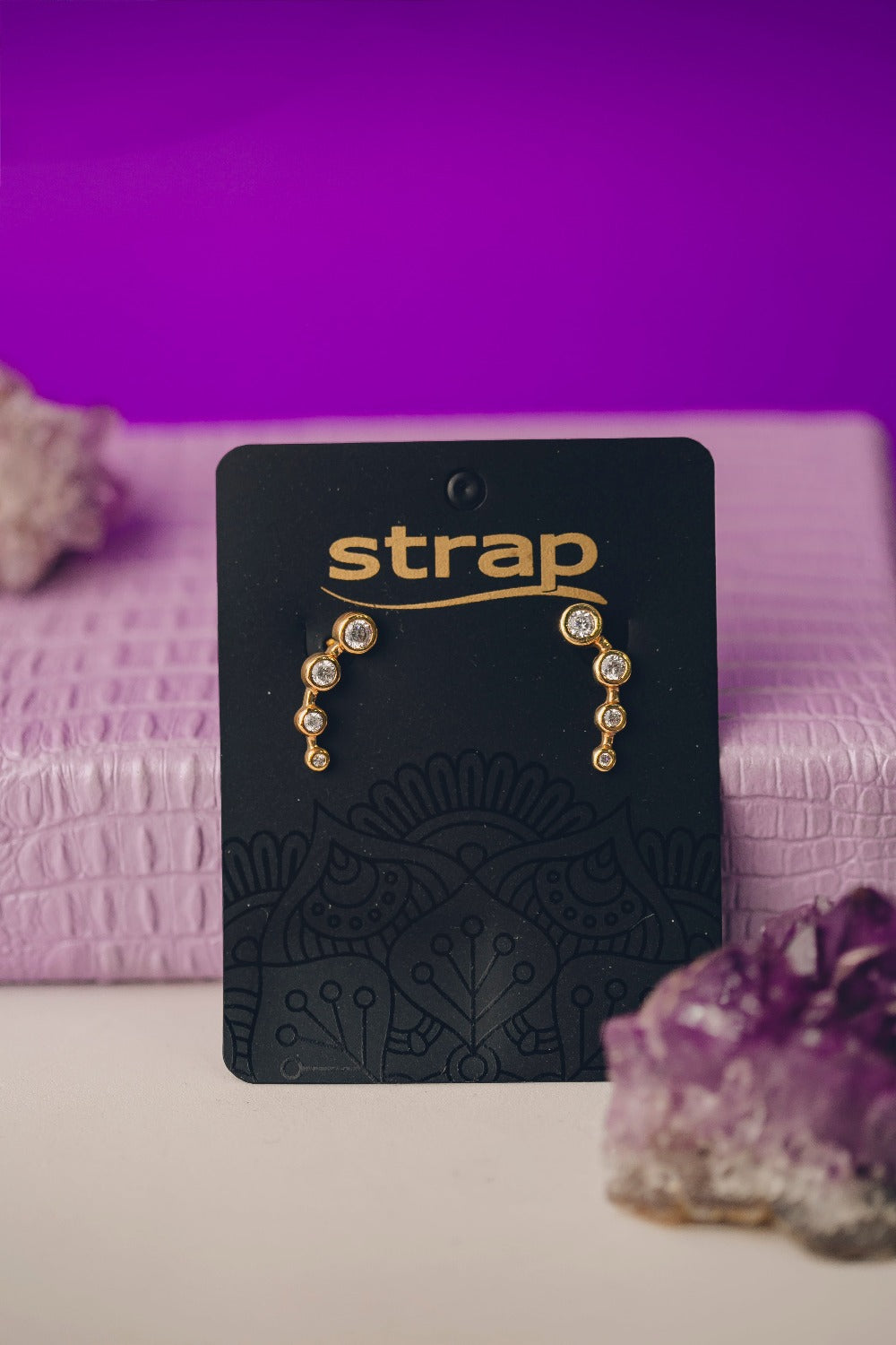 BRINCO EAR CUFF COM QUATRO ZIRCÔNIAS FOLHEADO A OURO 18K