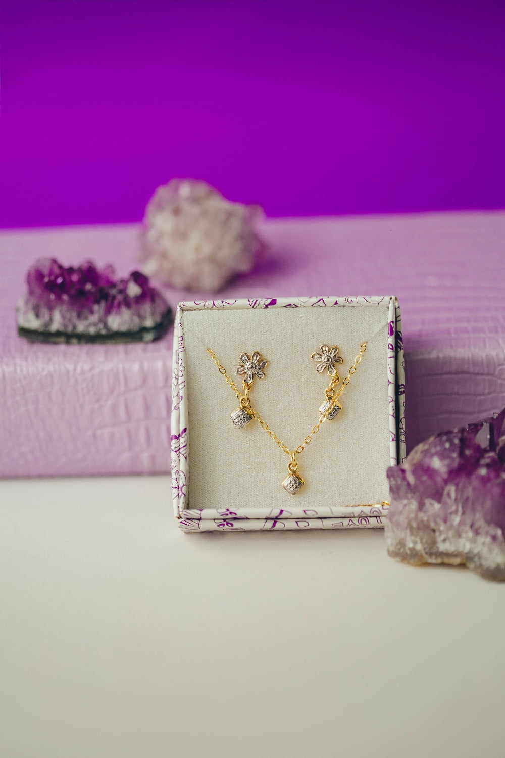 CONJUNTO DE BRINCOS E COLAR DE FLOR FOLHEADO A OURO 18K