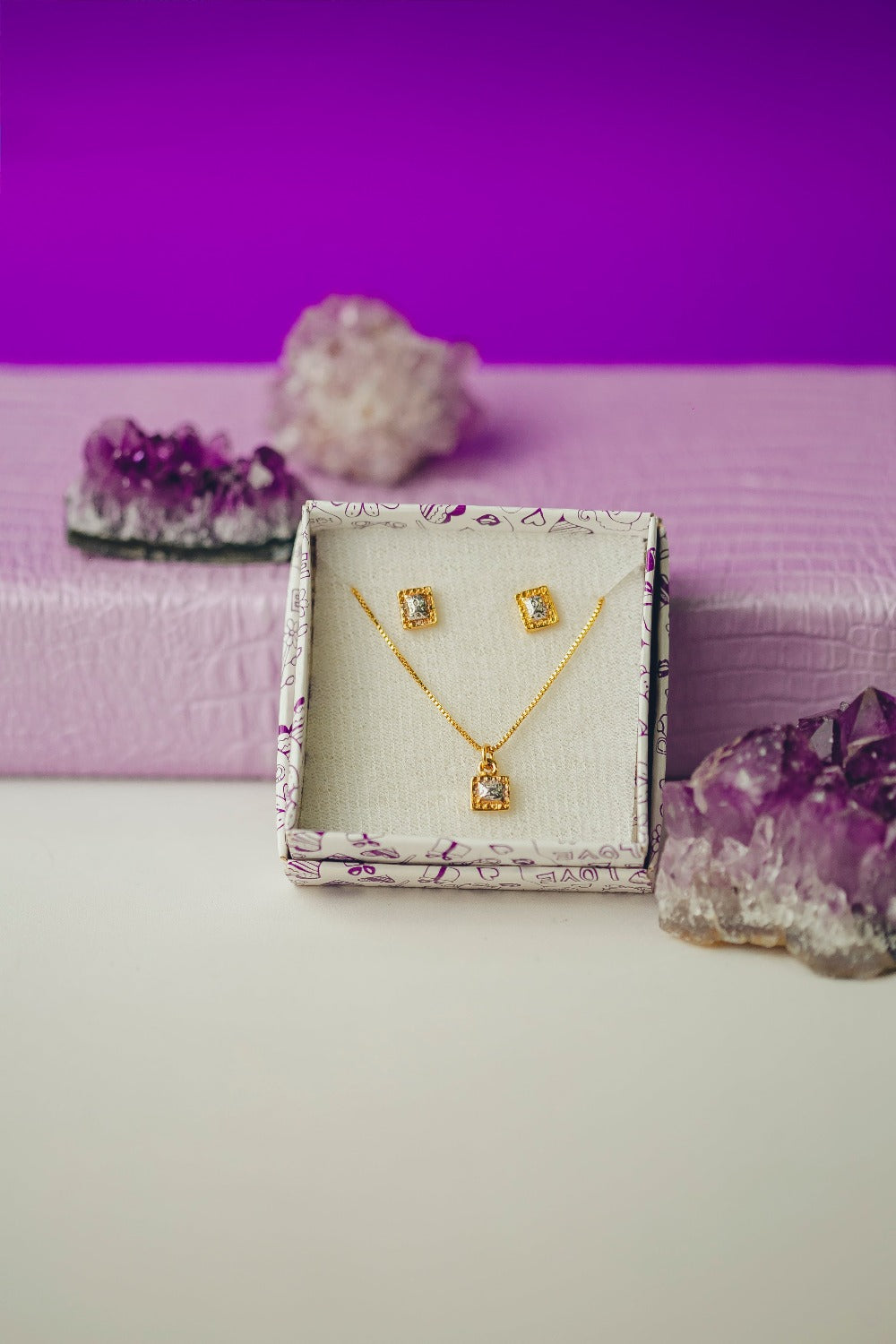CONJUNTO DE BRINCOS E COLAR QUADRADO MINI FOLHEADO A OURO 18K