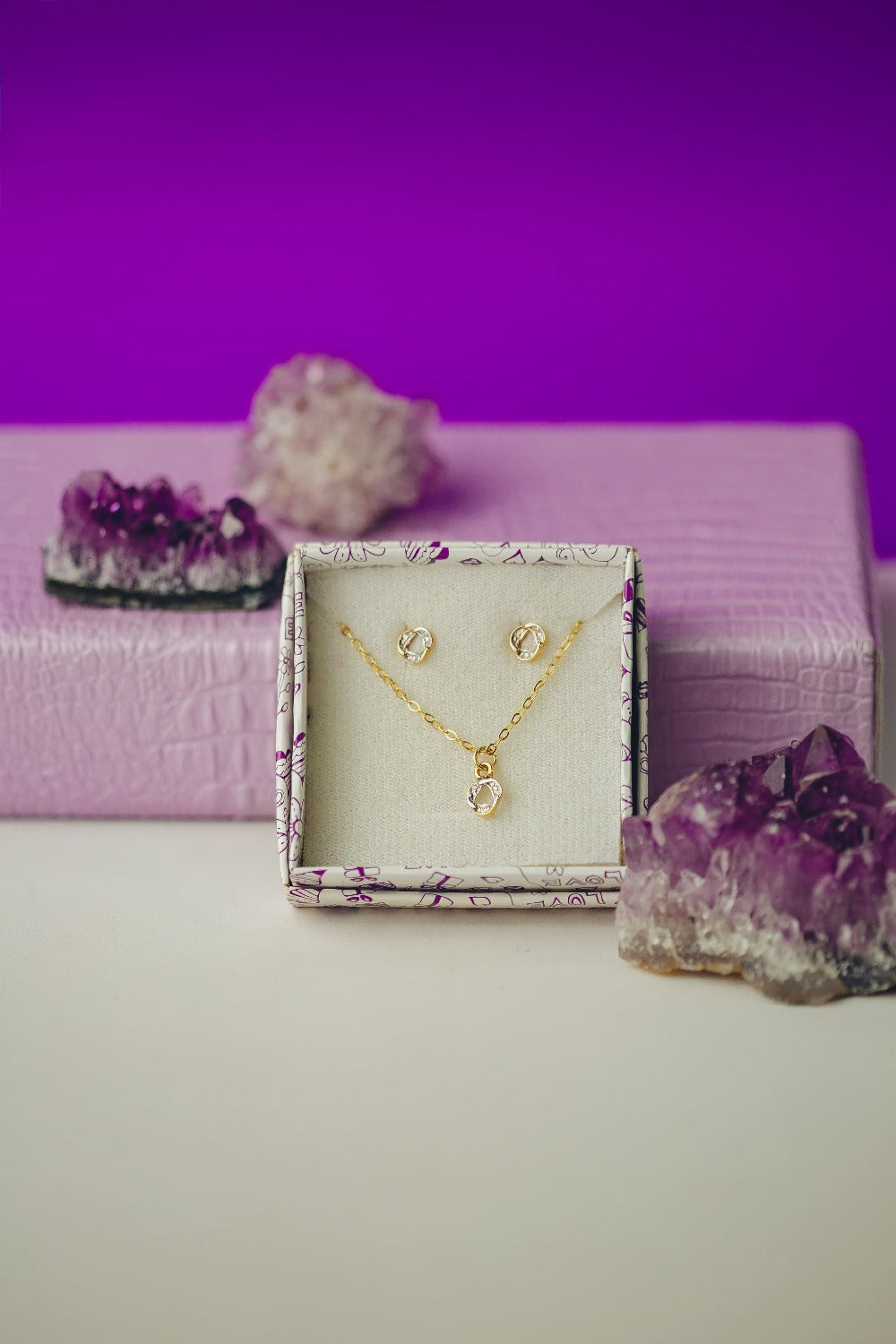 CONJUNTO DE BRINCOS E COLAR EM CÍRCULO CRAVEJADO COM ZIRCÔNIAS FOLHEADO A OURO 18K