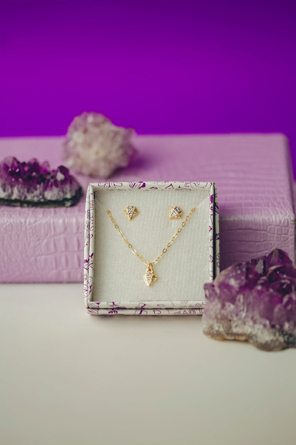 CONJUNTO DE BRINCOS E COLAR EM FORMA DE DIAMANTE FOLHEADO A OURO 18K
