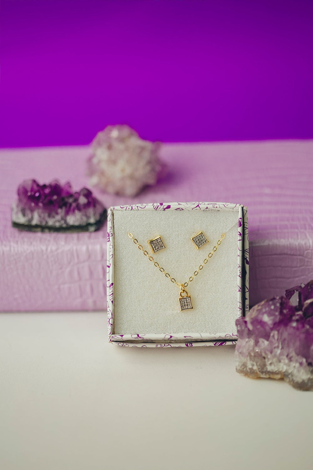 CONJUNTO DE BRINCOS E COLAR QUADRADO E CORRENTE DE ELOS PEQUENOS FOLHEADO A OURO 18K