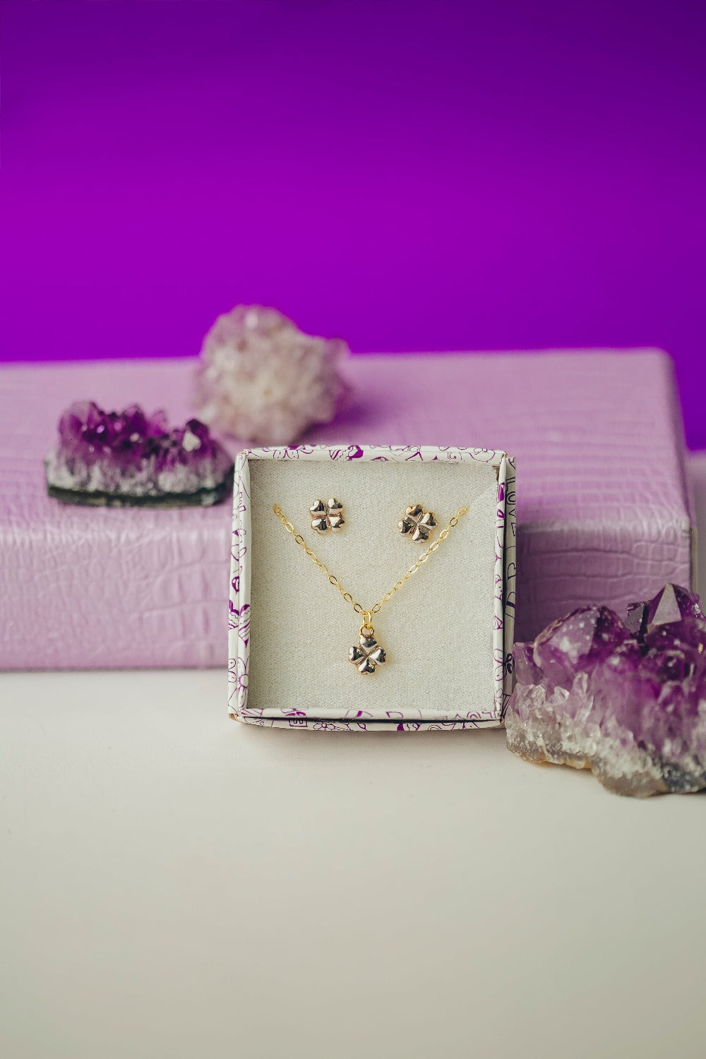 CONJUNTO DE BRINCOS E COLAR DE TREVO E CORRENTE DE ELOS PEQUENOS FOLHEADO A OURO 18K