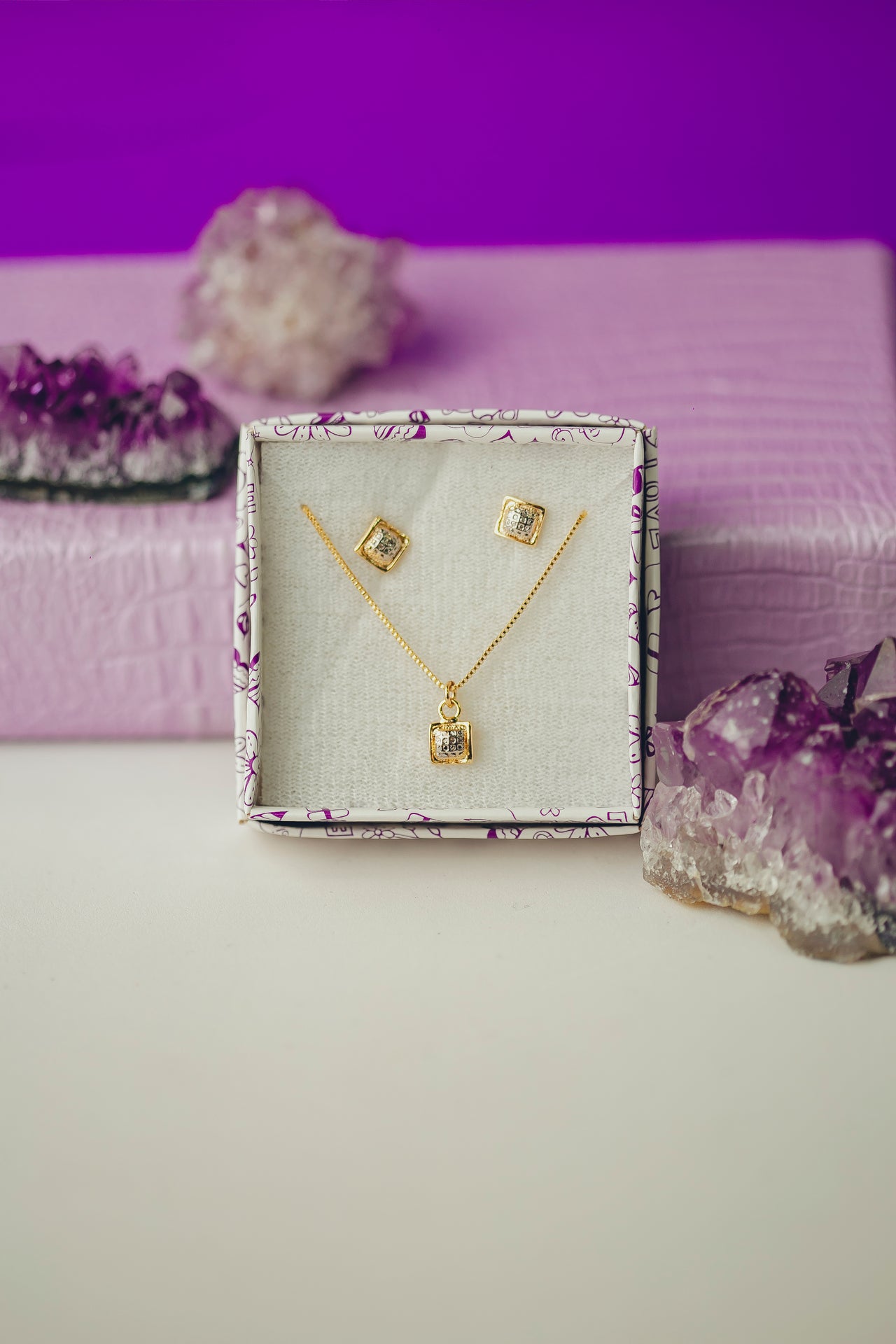 CONJUNTO DE BRINCOS E COLAR QUADRADO FOLHEADO A OURO 18K