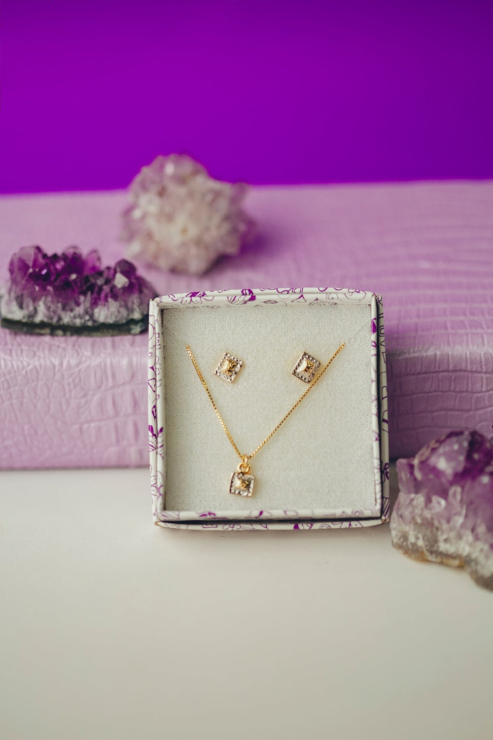 CONJUNTO DE BRINCOS E COLAR QUADRADO COM INTERIOR DOURADO FOLHEADO A OURO 18K