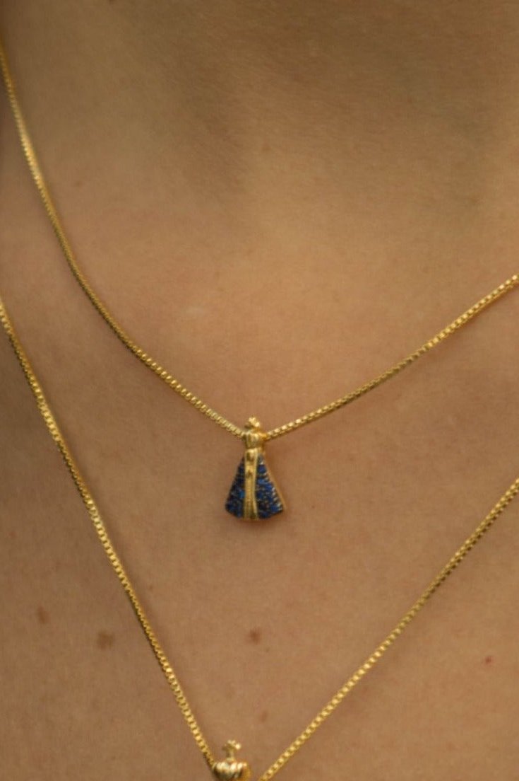 COLAR MINI NOSSA SENHORA APARECIDA CRAVEJADA DE ZIRCÔNIA AZUL FOLHEADO A OURO 18K