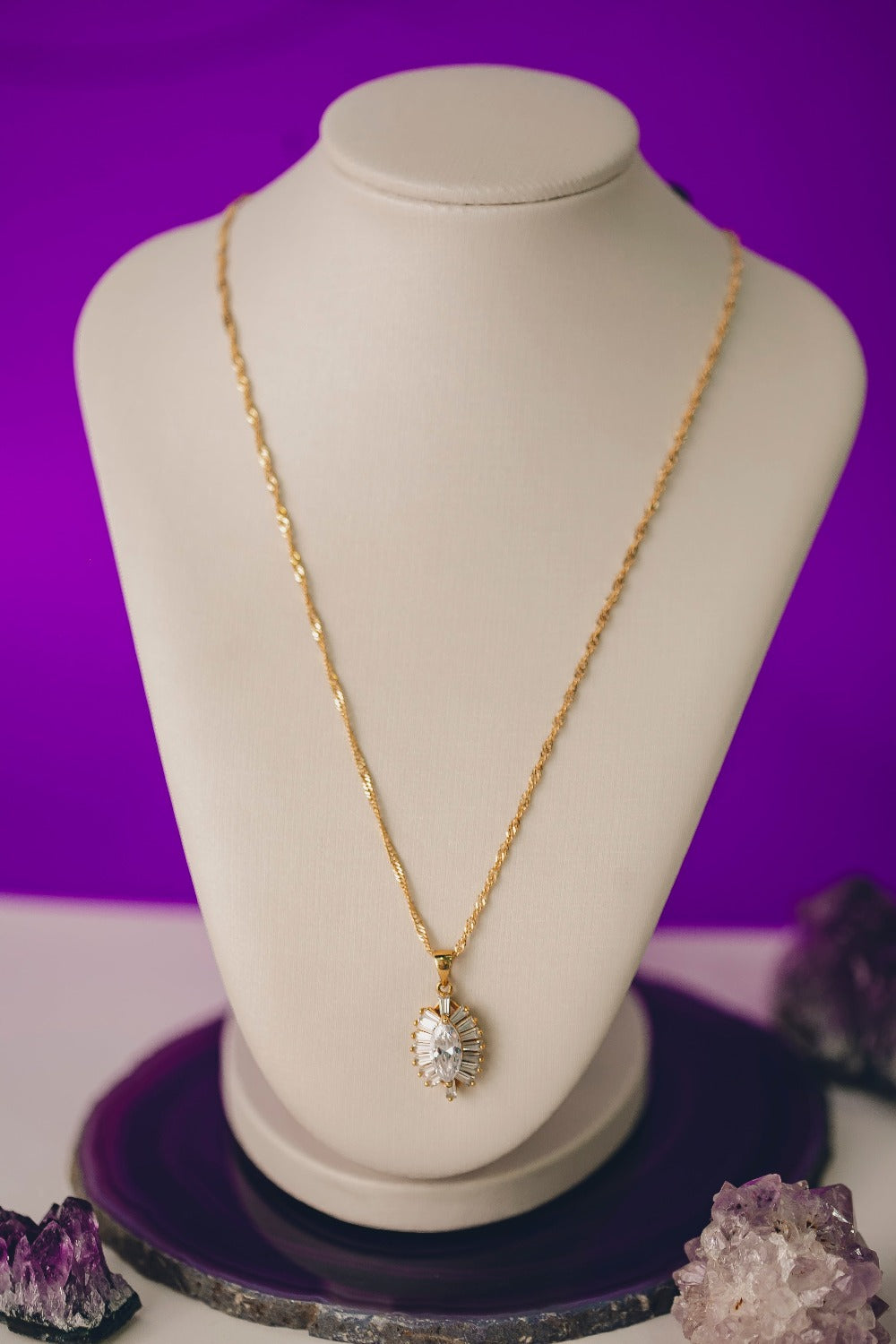 COLAR LONGO COM PEDRAS CRISTAIS FOLHEADO A OURO 18K