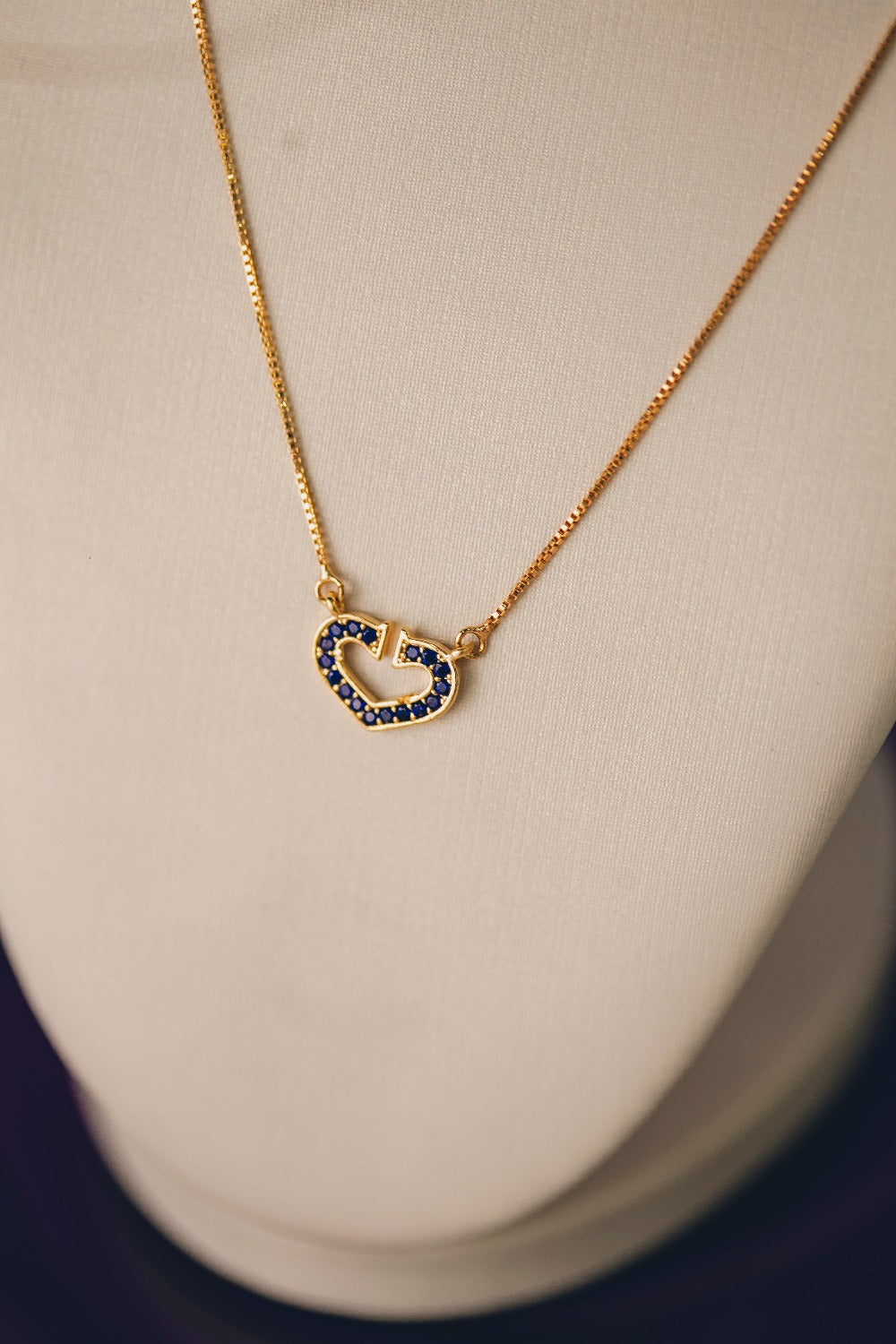 COLAR CORAÇÃO COM ZIRCÔNIAS AZUIS FOLHEADO A OURO 18K