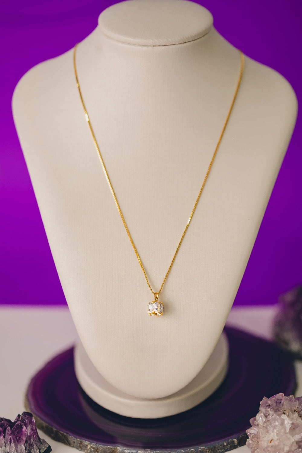 COLAR LONGO COM PEDRA FOLHEADO A OURO 18K