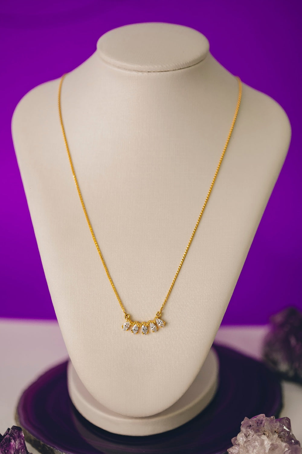 COLAR LONGO COM PEDRAS CRISTAIS FOLHEADO A OURO 18K