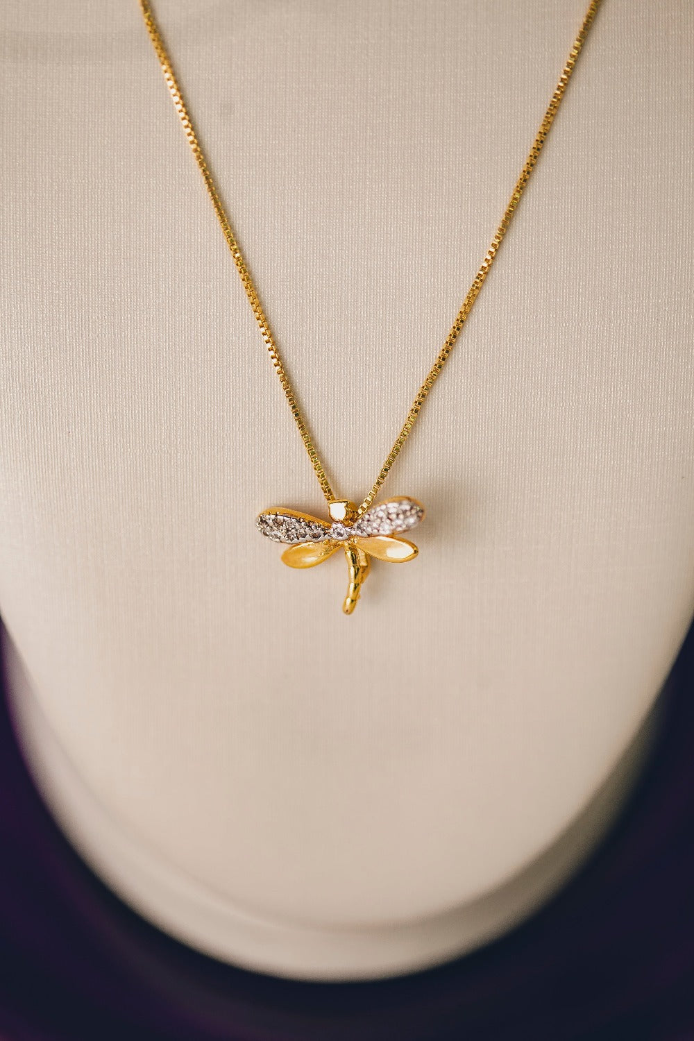 COLAR LIBÉLULA COM ZIRCÔNIAS FOLHEADO A OURO 18K