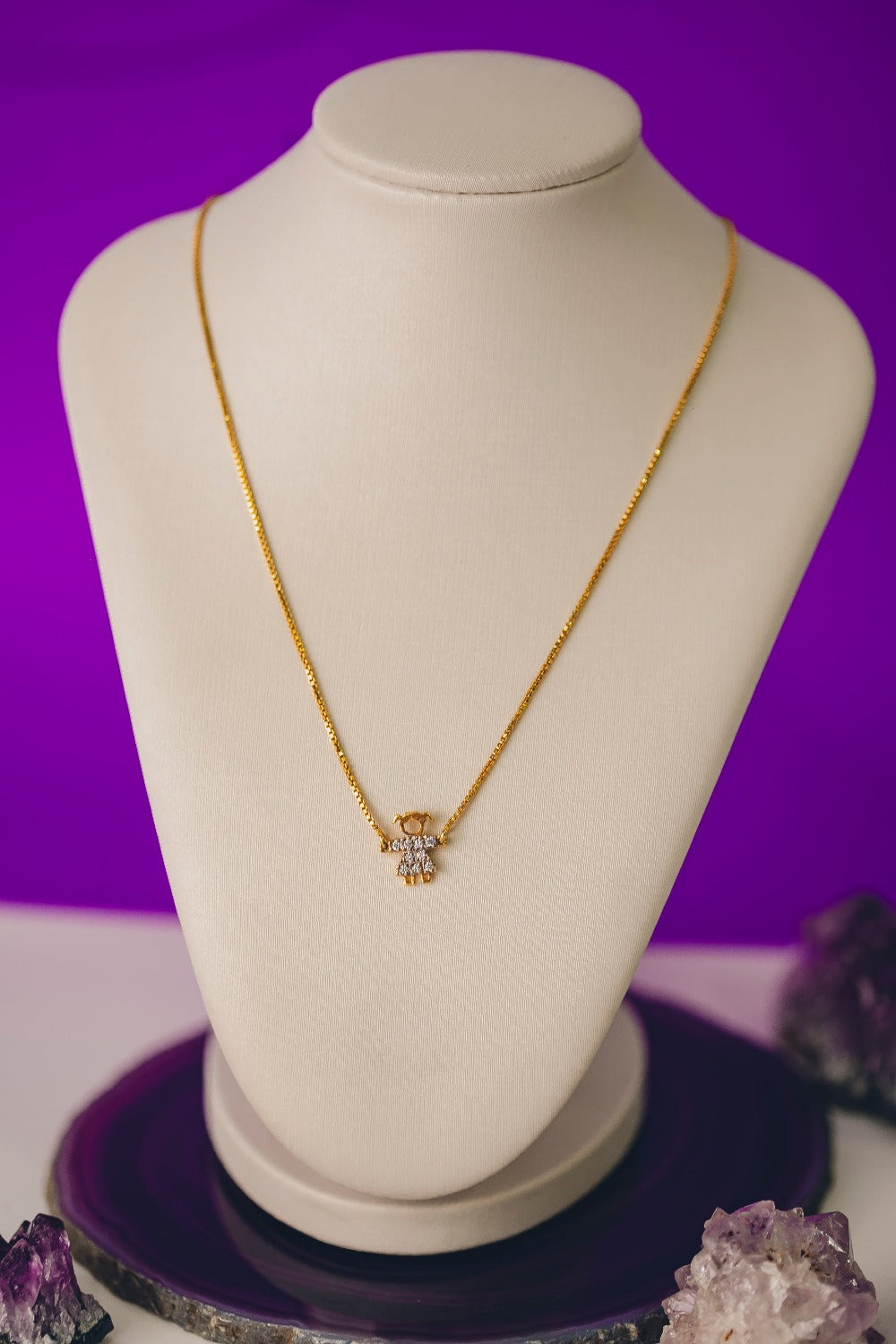 COLAR COM PINGENTE DE MENINA CRAVEJADO DE ZIRCÔNIAS FOLHEADO A OURO 18K