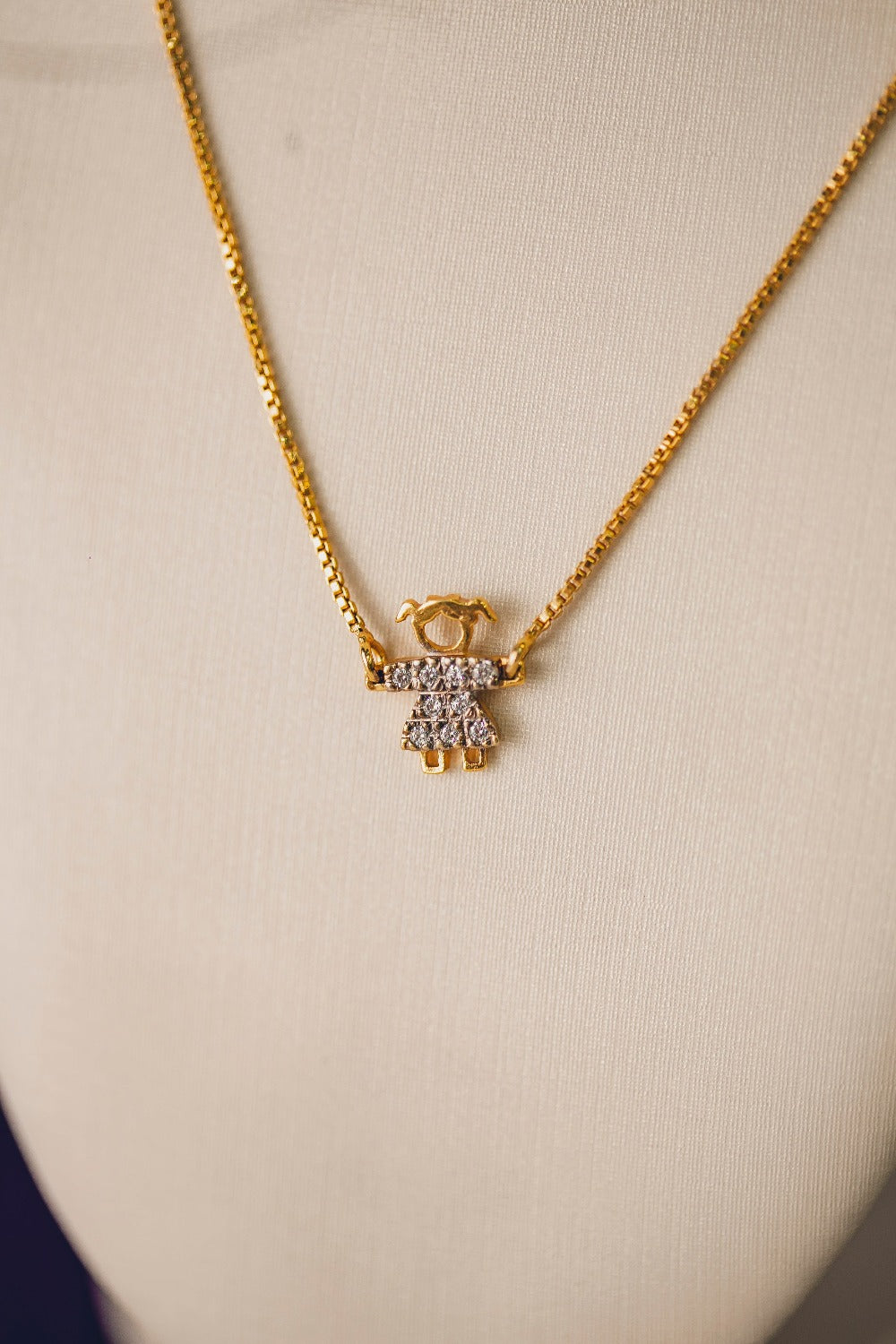 COLAR COM PINGENTE DE MENINA CRAVEJADO DE ZIRCÔNIAS FOLHEADO A OURO 18K