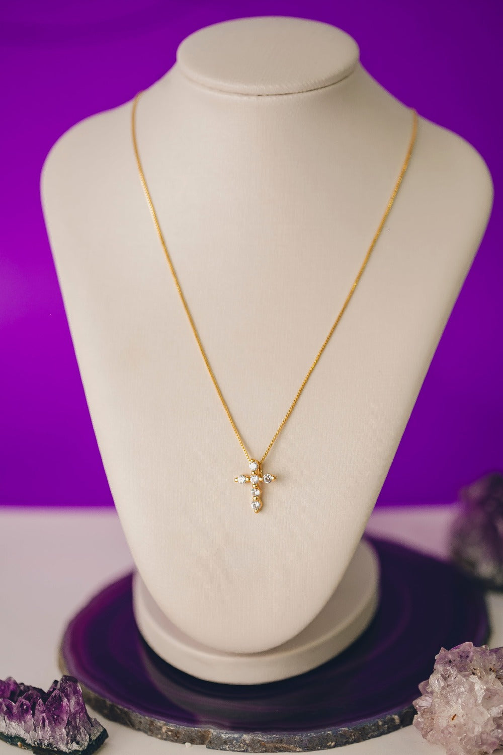 COLAR DE CRUZ COM ZIRCÔNIAS FOLHEADO A OURO 18K