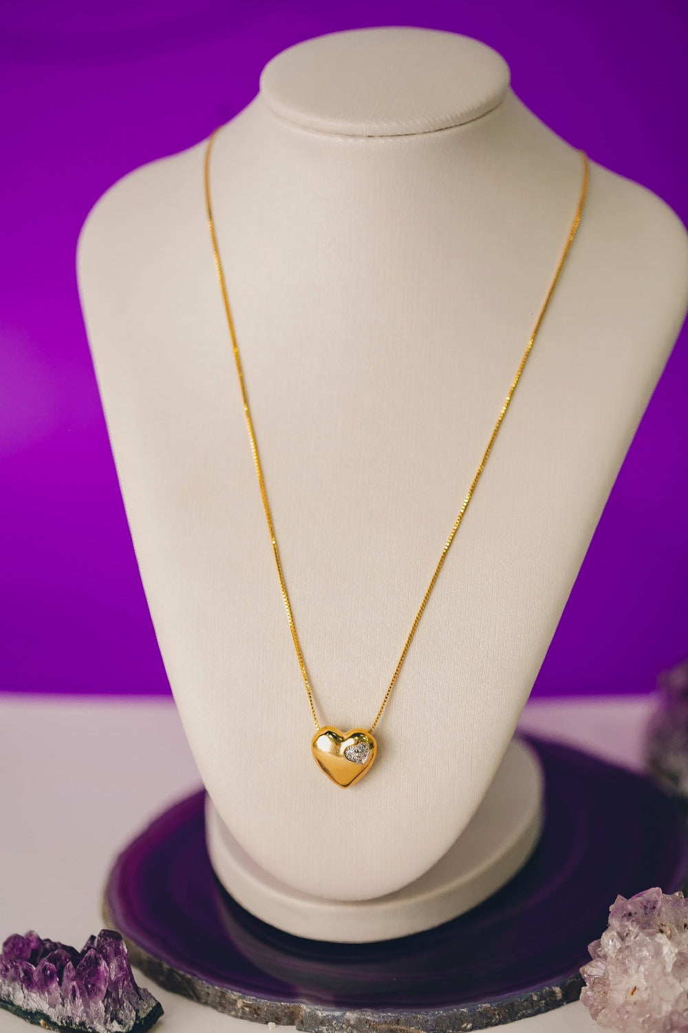 COLAR DE CORAÇÃO COM DETALHE FOLHEADO A OURO 18K