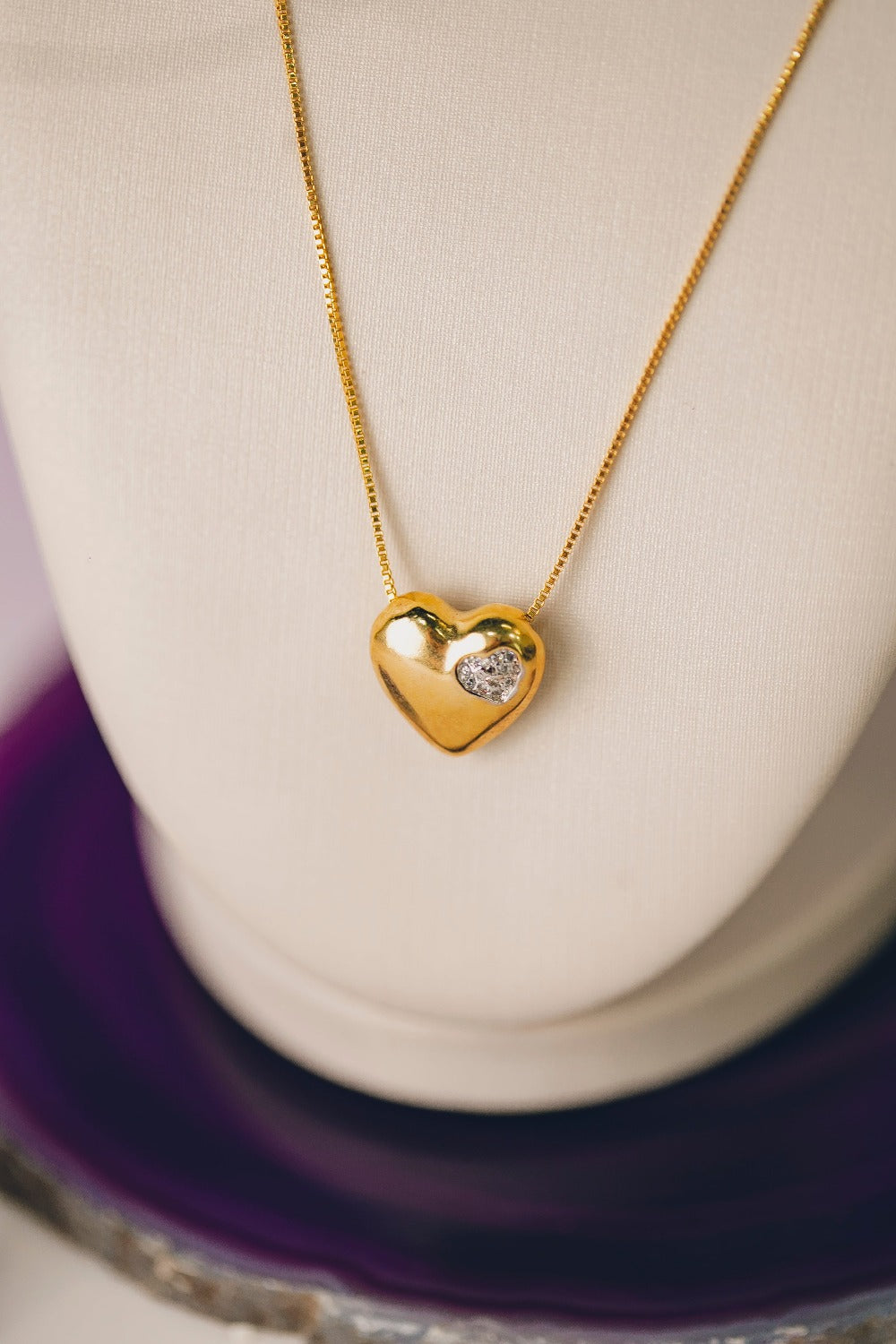 COLAR DE CORAÇÃO COM DETALHE FOLHEADO A OURO 18K