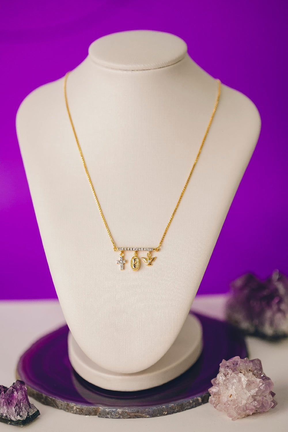 COLAR CRAVEJADO COM CRUCIFIXO, FÉ E ESPÍRITO SANTO FOLHEADO A OURO 18K
