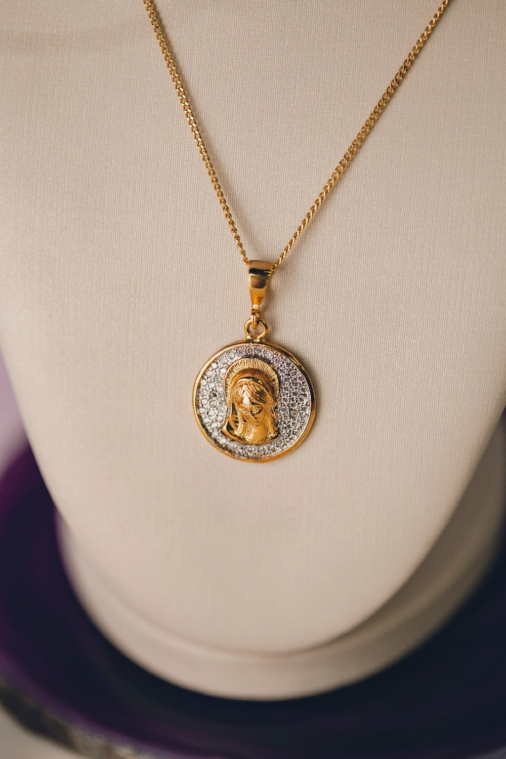 COLAR SANTA MARIA MÃE DE DEUS FOLHEADO A OURO 18K