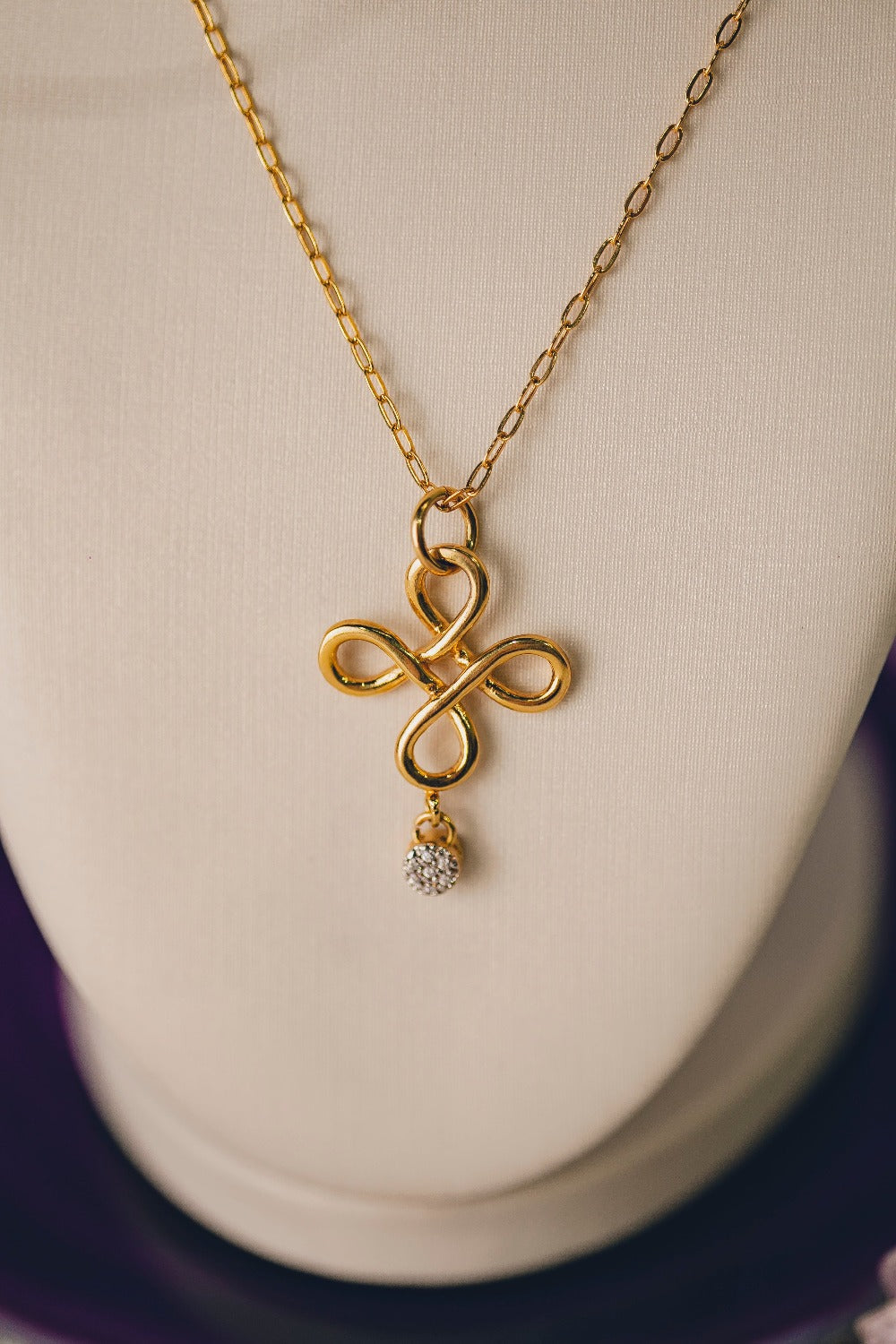 COLAR MANDALA COM PINGENTE CRAVEJADO DE ZIRCÔNIAS FOLHEADO A OURO 18K