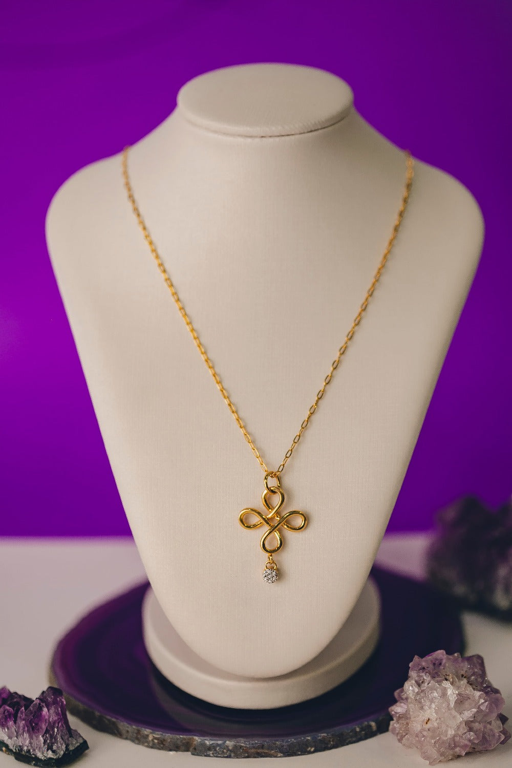 COLAR MANDALA COM PINGENTE CRAVEJADO DE ZIRCÔNIAS FOLHEADO A OURO 18K