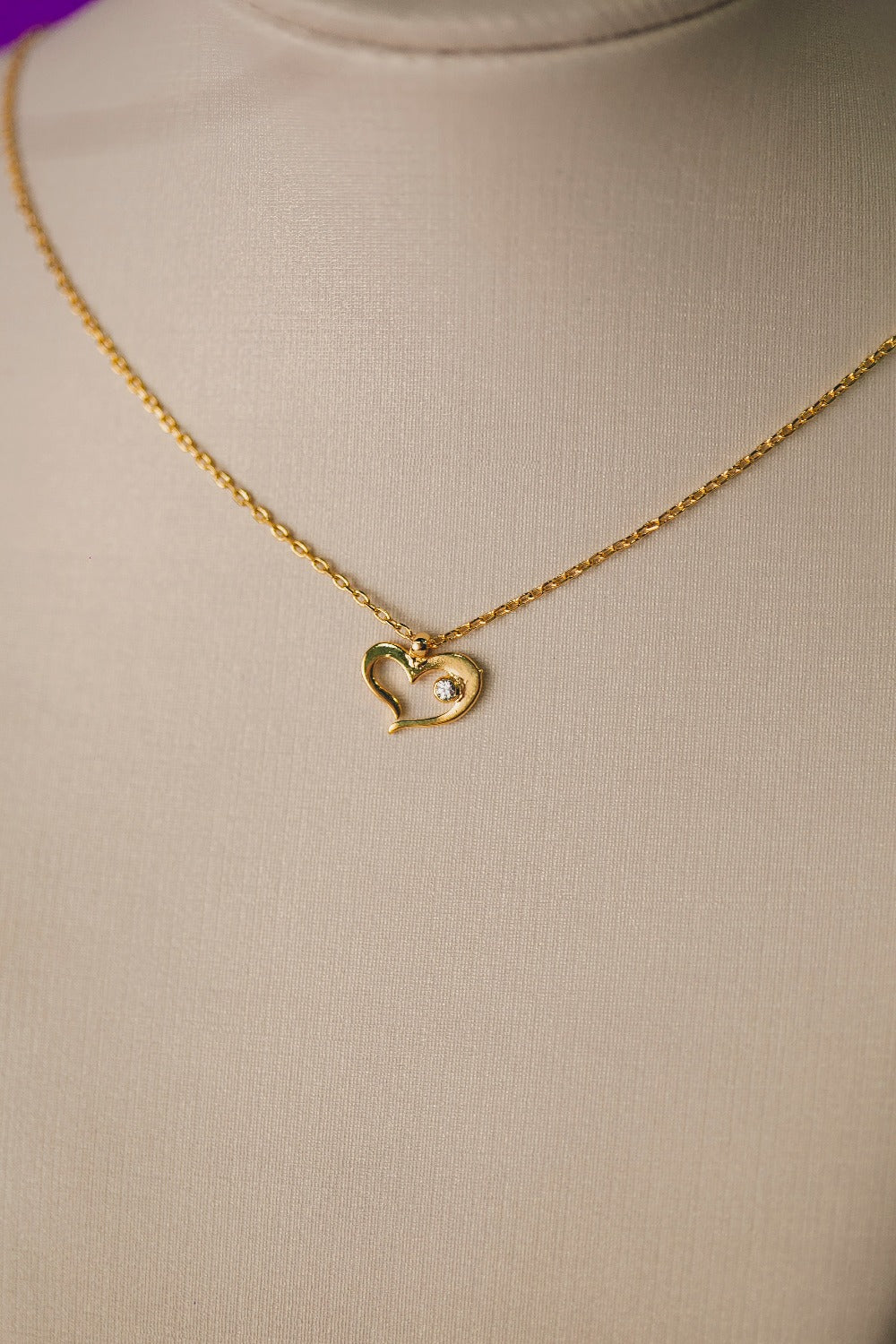 COLAR DE CORAÇÃO COM PONTO DE LUZ FOLHEADO A OURO 18K
