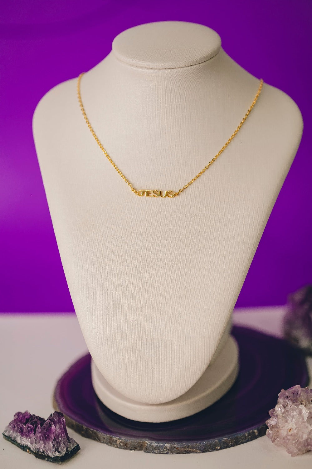 COLAR COM ESCRITA JESUS FOLHEADO A OURO 18K