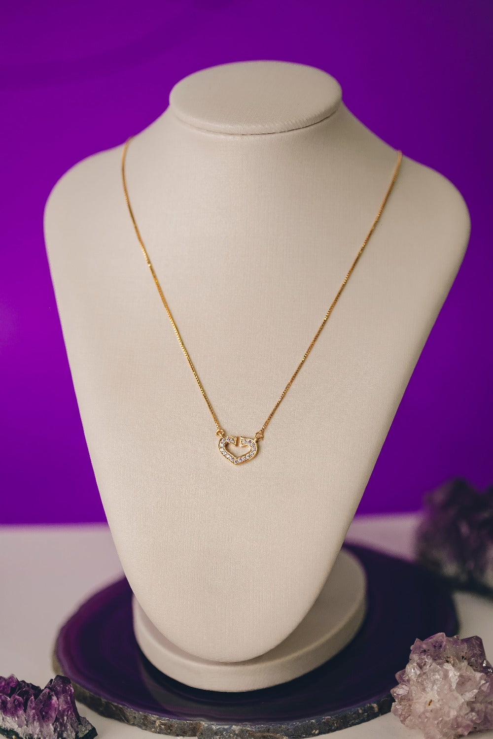 COLAR DE CORAÇÃO COM ZIRCÔNIAS CRISTAIS FOLHEADO A OURO 18K