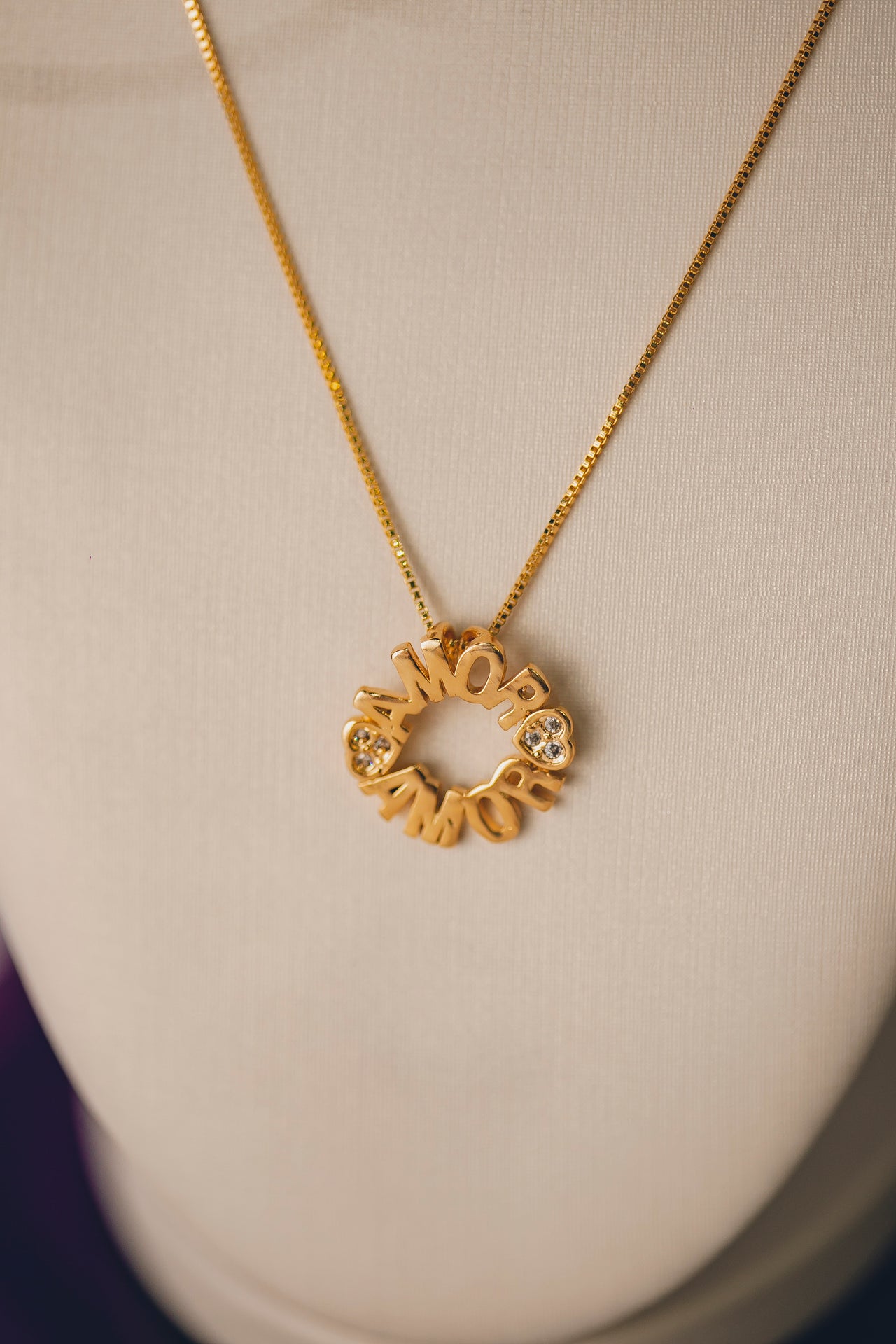 COLAR AMOR AMOR FOLHEADO A OURO 18K