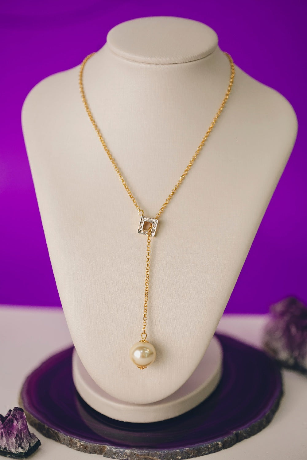 COLAR GRAVATA COM PÉROLA NA PONTA FOLHEADO A OURO 18K