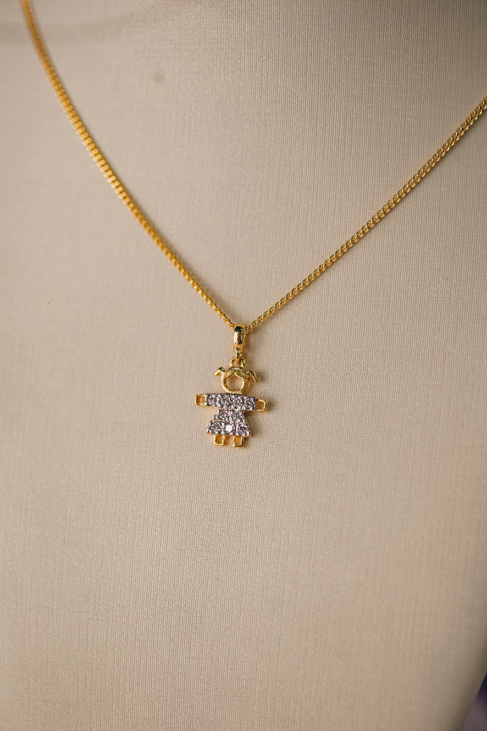COLAR COM PINGENTE UMA MENINA DETALHADO FOLHEADO A OURO 18K